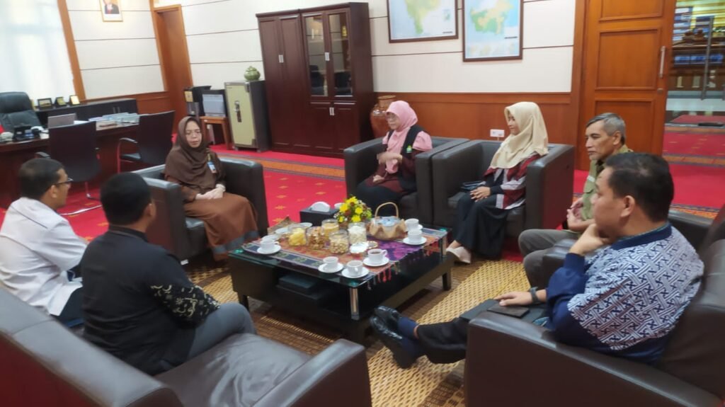 Ketua Pusat Studi Perbatasan dan Pesisir (PSPP) Endang Rudiatin bersama Bank Indonesia Kantor Pusat berkunjung ke kepala Kantor Perwakilan Bank Indonesia Kalimantan Barat di Pontianak .
